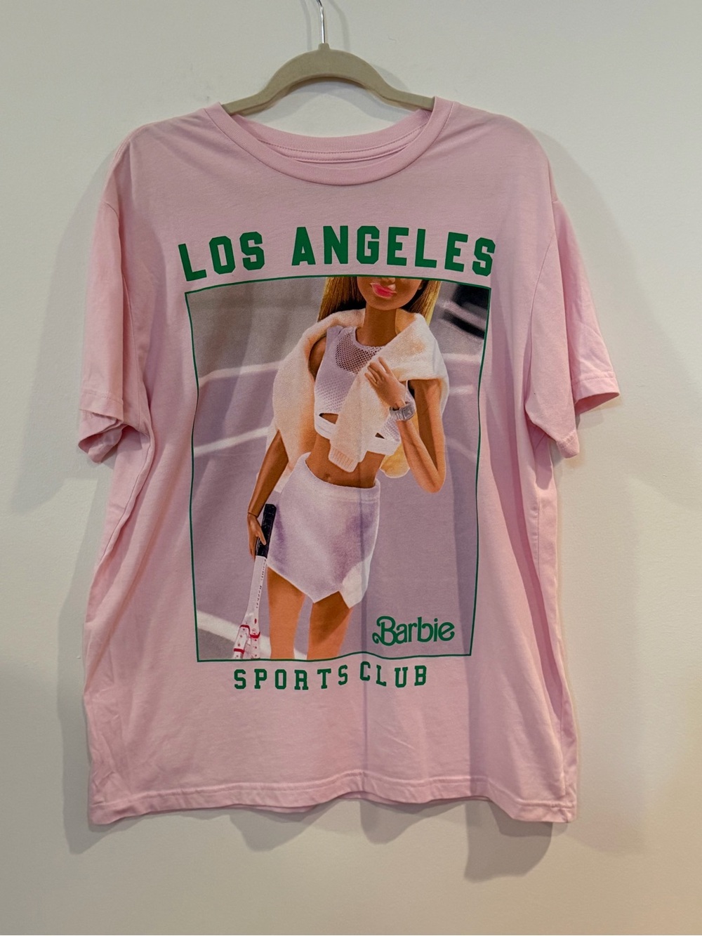 Barbie Tennis Los Ángeles Pink Sports Club Graphic Tee XL 🎾